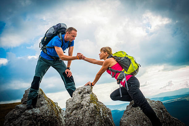 casal caminhadas nas montanhas - mountain climbing rock climbing adventure incentive - fotografias e filmes do acervo
