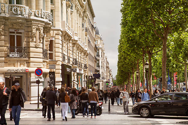 avenue des champs-élysées, - city street street shopping retail photos et images de collection