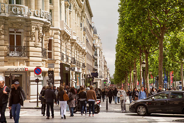 avenue des champs -elysees に入り、 - city street street walking tree ストックフォトと画像