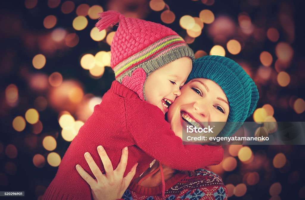 Familia feliz Madre e hija jugando en Navidad little - Foto de stock de Alegría libre de derechos