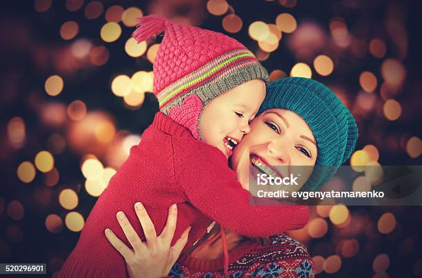 Familia Feliz Madre E Hija Jugando En Navidad Little Foto de stock y más banco de imágenes de Alegría