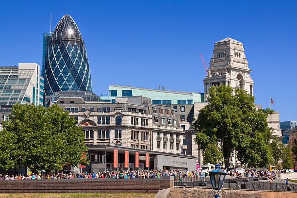 ロンドンの街並みとタワーのチケット ofiice 、ロンドン（イギリス、ロンドン）。 - crane skyline uk tower of london ストックフォトと画像