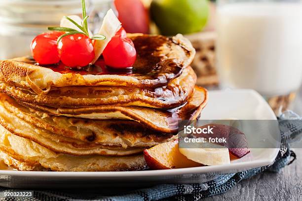 Salsa De Chocolate Panqueques Con Frutas Y Vaso De Leche Foto de stock y más banco de imágenes de Alimento