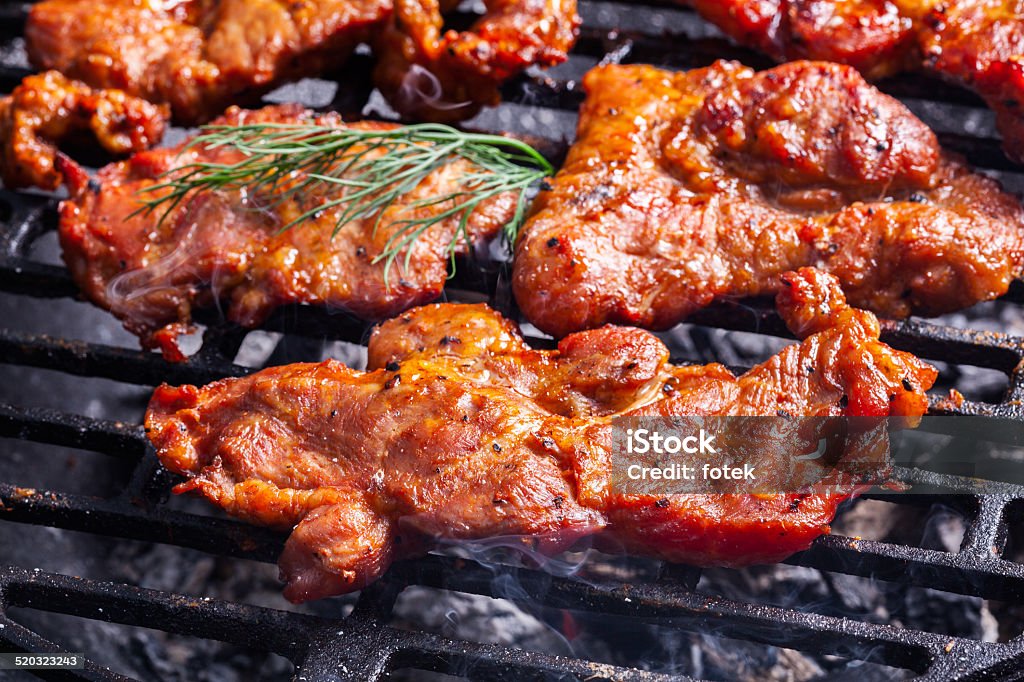 Cocinar bistecs en la parrilla de la barbacoa de cerdo - Foto de stock de Alimento libre de derechos