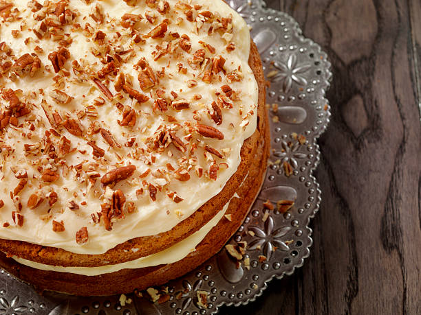 bolo de cenoura com creme queijo - carrot close up silverware cutting board - fotografias e filmes do acervo