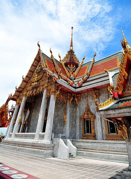 istock Clear Sky Famous Temple in Bangkok 520325067