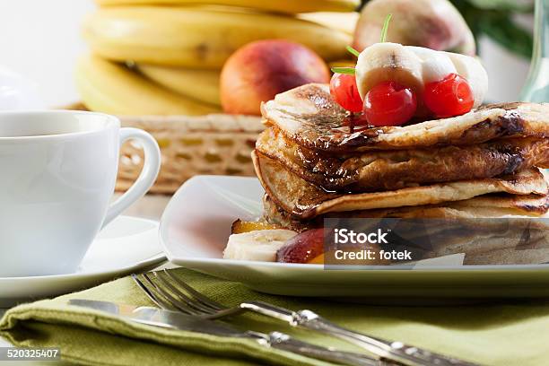 Panqueques Con Frutas Y Una Salsa De Chocolate Foto de stock y más banco de imágenes de Alimento - Alimento, Arce, Blanco - Color