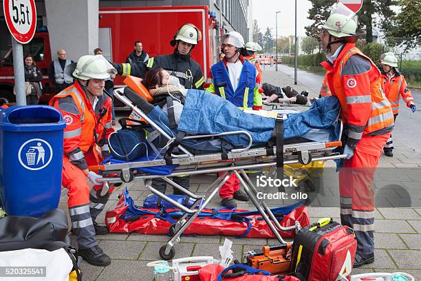 Taladro Víctima De Masa Foto de stock y más banco de imágenes de Accesorio de cabeza - Accesorio de cabeza, Accidentes y desastres, Adulto