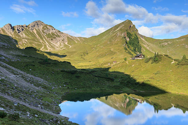 산 및 고산대 헛에서 성찰이요 lake - rote spitze 뉴스 사진 이미지