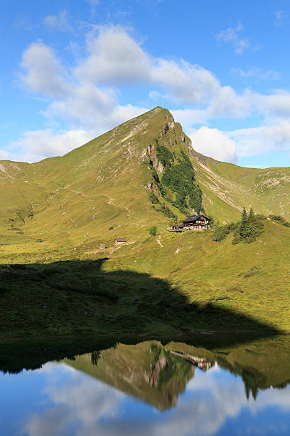 горы и горнолыжный хижина с отражением на озеро - rote spitze стоковые фото и изображения