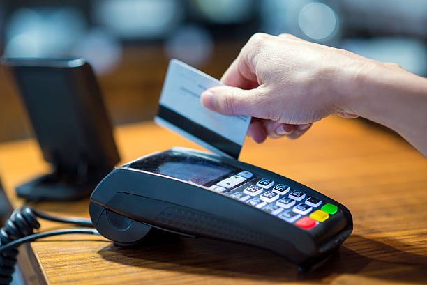 pago con tarjeta de crédito - retail occupation cash register retail selling fotografías e imágenes de stock