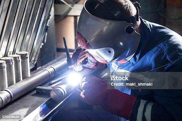 Acercamiento De Hombre Usando La Máscara De Soldadura En Un Taller Foto de stock y más banco de imágenes de Soldador