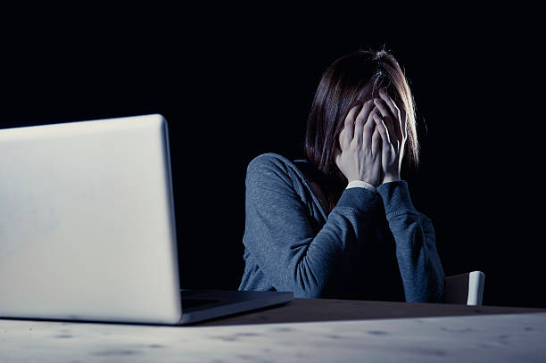 십대 여자아이 고통을 인터넷 사이버 골목대장 겁먹은 및 낮은 사이버폭력 - social issues harassment threats computer 뉴스 사진 이미지