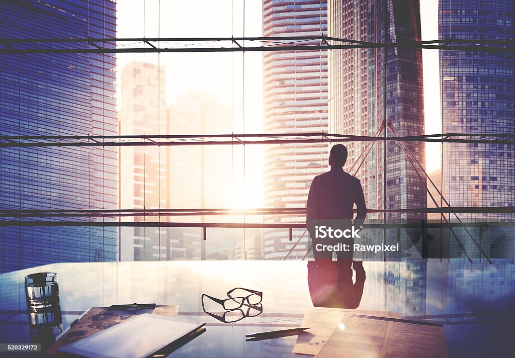 Ciudad Líder de concepto de hombre de negocios pensando en - Foto de stock de Director ejecutivo de empresa libre de derechos