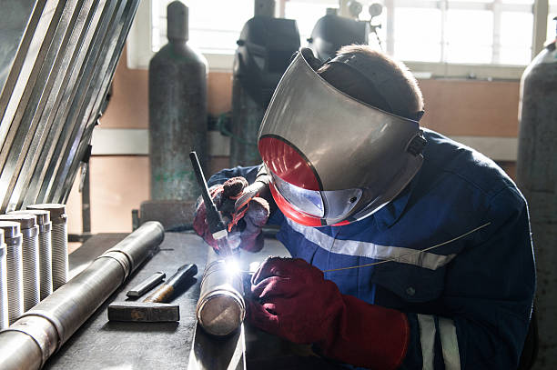 acercamiento de hombre usando la máscara de soldadura en un taller - cylinder metalwork metal steel fotografías e imágenes de stock