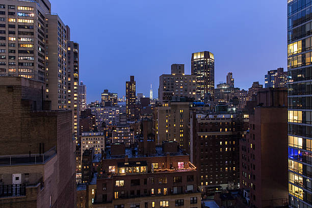 높은 각도 뷰-뉴욕시행 건물 밤에 - aerial view mid air looking at view cityscape 뉴스 사진 이미지