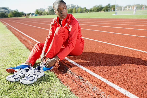 atleta di atletica e campo che si mette le scarpe - rivalry starting block track and field athlete track and field foto e immagini stock