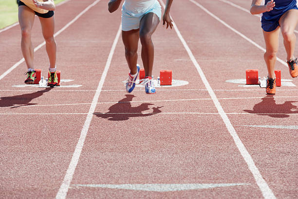 läufer auf track - starting line running sprinting alertness stock-fotos und bilder