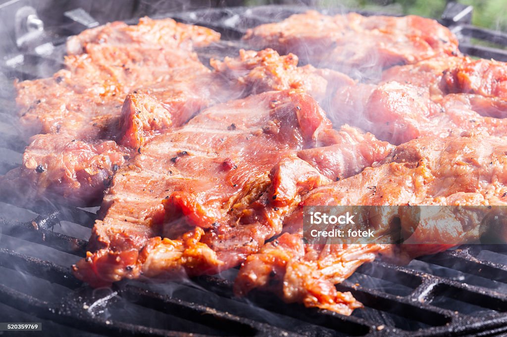 Cocinar bistecs en la parrilla de la barbacoa de cerdo - Foto de stock de Alimento libre de derechos