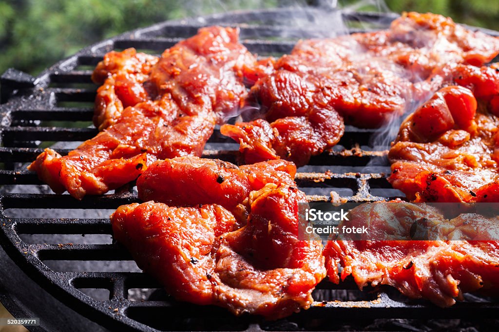 Cocinar bistecs en la parrilla de la barbacoa de cerdo - Foto de stock de Alimento libre de derechos