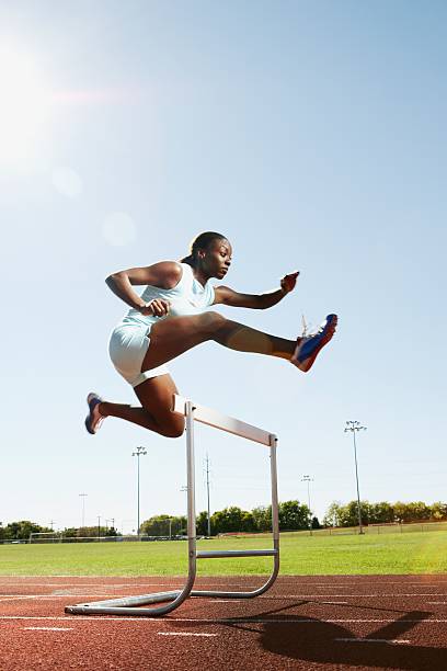 vallas en el aire - hurdling hurdle running track event fotografías e imágenes de stock