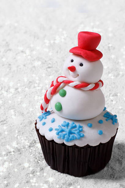 istock Cupcake Christmas snowman on white snow. vertical 520362543