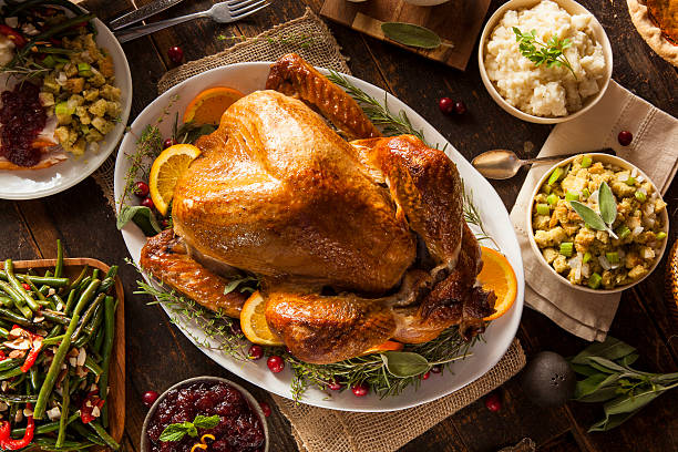 whole homemade thanksgiving turkey - middag fotografier bildbanksfoton och bilder