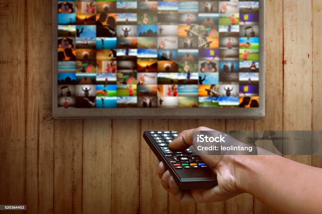 Smart tv und hand drücken Fernbedienung - Lizenzfrei Fernseher Stock-Foto