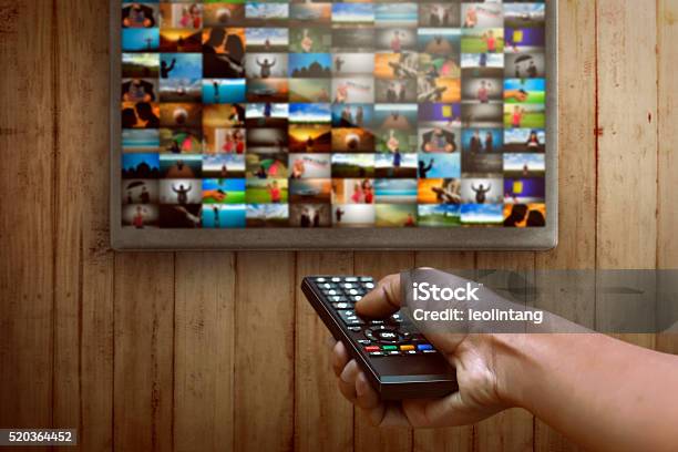 Smart Tv Und Hand Drücken Fernbedienung Stockfoto und mehr Bilder von Fernseher - Fernseher, Fernsehbranche, Fernbedienung