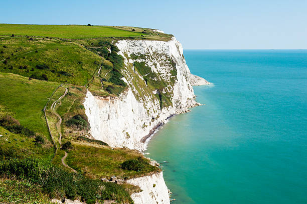 white cliffs de dover em um dia claro de sol - kent inglaterra imagens e fotografias de stock