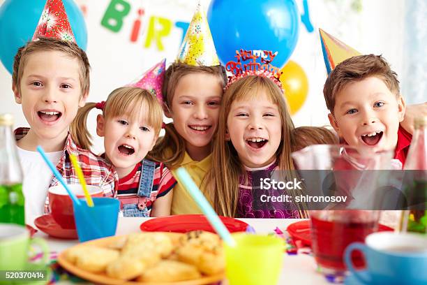 Gruppe Von Freunden Stockfoto und mehr Bilder von Kind - Kind, Party, Geburtstag