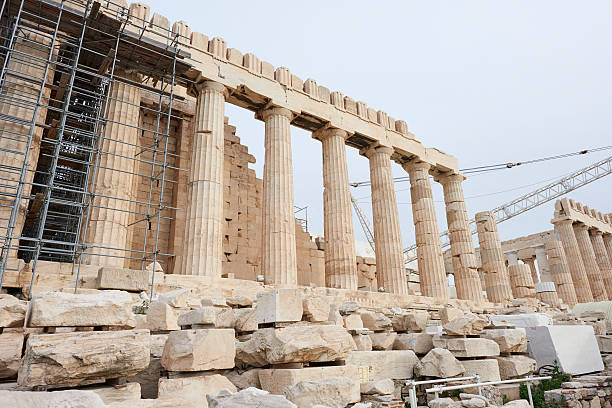 парфенон в восстановлению - scaffolding ancient construction site athens greece стоковые фото и изображения