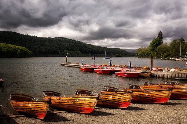 pojezierze łodzie wioślarskie - windermere district zdjęcia i obrazy z banku zdjęć