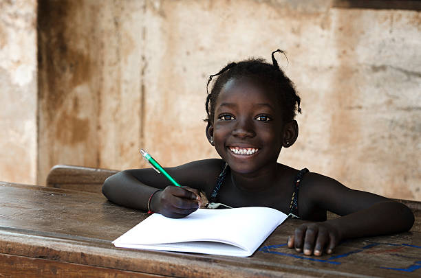 sete anos escola de africano menina de sorriso aberto na escola - education blackboard africa youth culture imagens e fotografias de stock