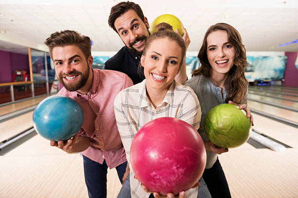 fröhlicher tag mit besten freunden - bowling holding bowling ball hobbies stock-fotos und bilder