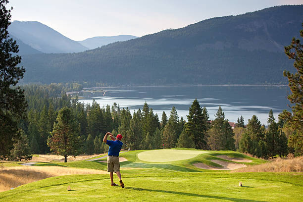 senior golfeur se balancer sur le parcours de golf de montagne - sports flag golf individual sports sports and fitness photos et images de collection