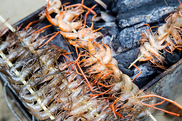 crevettes grillées - prepared shrimp prawn large grilled photos et images de collection