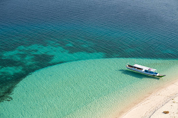 longa cauda barco disponível em um paraíso de praia - labuanbajo - fotografias e filmes do acervo