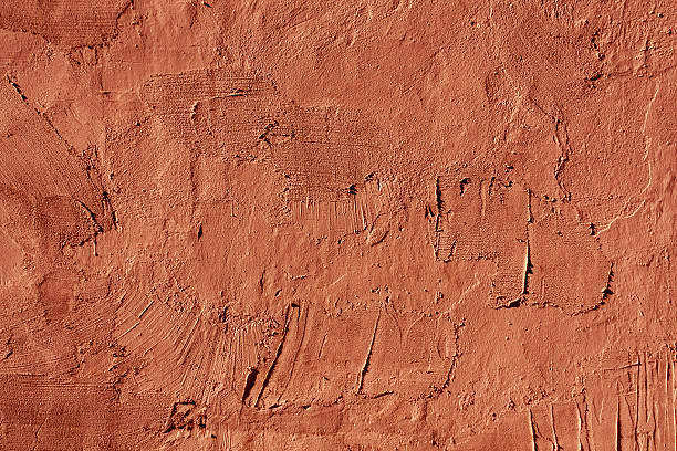 abstrait rouge texture de mur de ciment. - en argile photos et images de collection