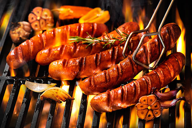 enchidos no churrasco na grelha, com chamas - sausage bratwurst barbecue grill barbecue imagens e fotografias de stock