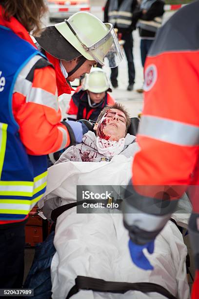 Taladro Víctima De Masa Foto de stock y más banco de imágenes de Accesorio de cabeza - Accesorio de cabeza, Accidentes y desastres, Adulto