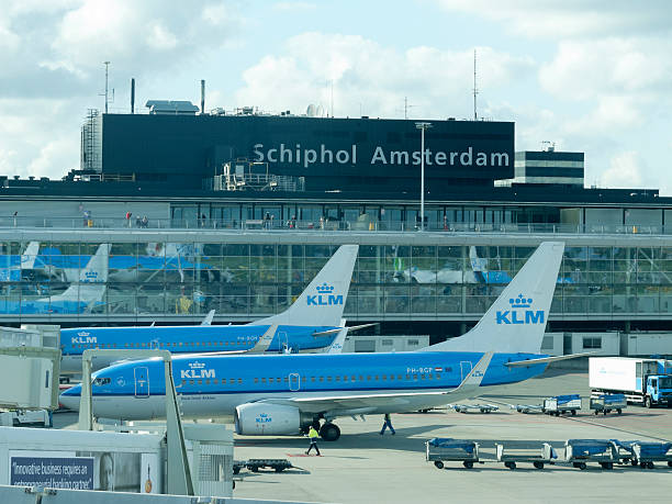 lm avión que se carguen en el aeropuerto schiphol - air traffic control tower airport runway air travel fotografías e imágenes de stock