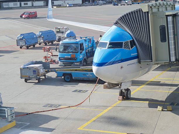 lm avión que se carguen en el aeropuerto schiphol - air traffic control tower airport runway air travel fotografías e imágenes de stock