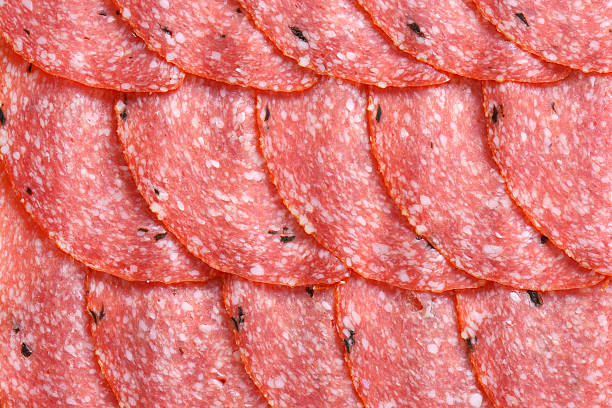 salame fatiado - cold cuts thin portion salami - fotografias e filmes do acervo