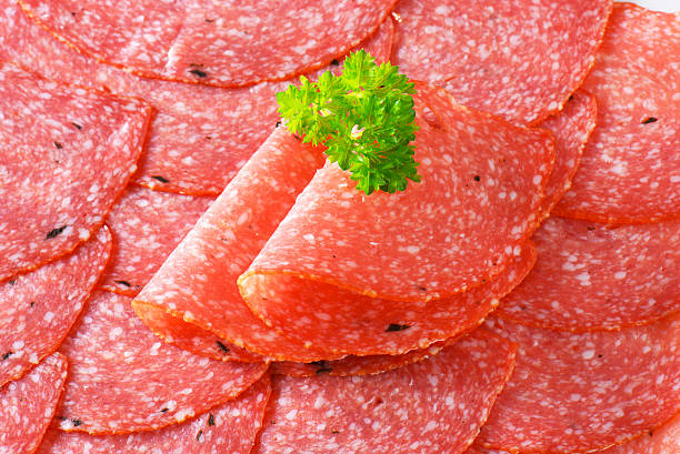 salame fatiado - cold cuts thin portion salami - fotografias e filmes do acervo