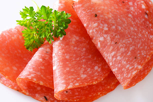 여윔 살라미 슬라이스 - cold cuts thin portion salami 뉴스 사진 이미지
