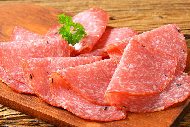 여윔 살라미 슬라이스 - cold cuts thin portion salami 뉴스 사진 이미��지