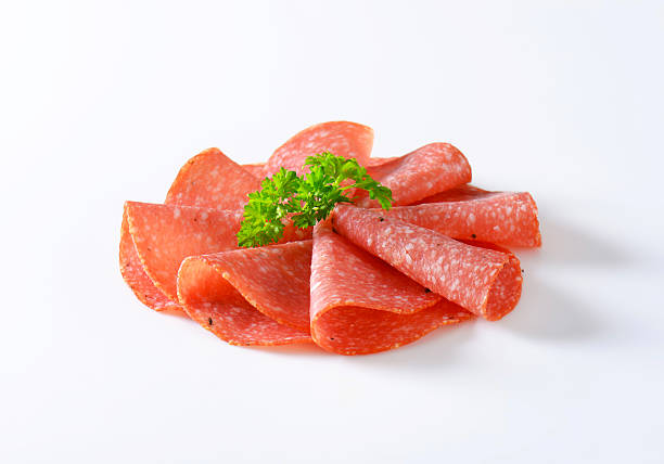 여윔 살라미 슬라이스 - cold cuts thin portion salami 뉴스 사진 이미지