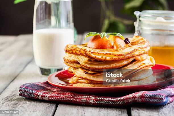 Panqueques Con La Miel Frutas Y Vaso De Leche Foto de stock y más banco de imágenes de Alimento - Alimento, Arce, Blanco - Color