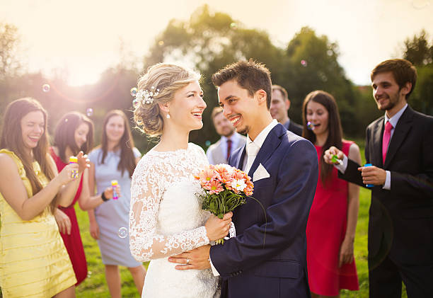 recién casados en recepción de bodas - wedding reception bridesmaid wedding party fotografías e imágenes de stock